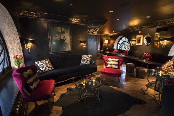 Lounge 76 of 86